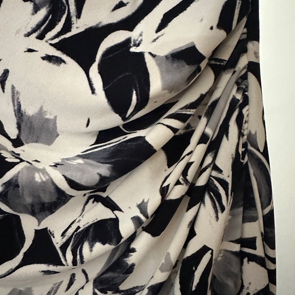 Beautiful Ralph Lauren dress with Ruching for Flattering fit - Picture 3 of 5